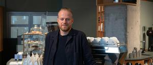 Unternehmer Ansgar Oberholz in seinem Cafe an der Berliner Torstraße.