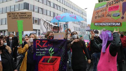 Demonstrierende vor dem Rechenzentrum.