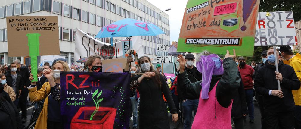 Demonstrierende vor dem Rechenzentrum.