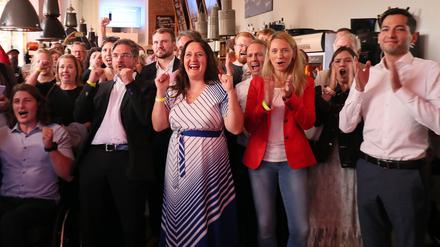 Gute Stimmung bei der SPD-Party in Potsdam - auch Oberbürgermeister Mike Schubert und Wissenschaftsministerin Manja Schüle jubeln.