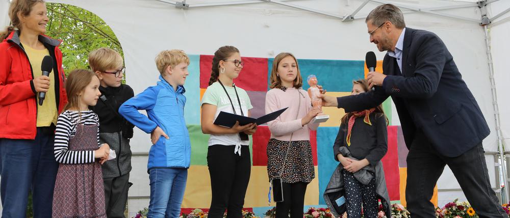 Umweltfest im Volkspark Potsdam. Oberbürgermeister Mike Schubert übergibt den Potsdamer Klimapreis an drei Schulprojekte und drei Bürgerengagements.