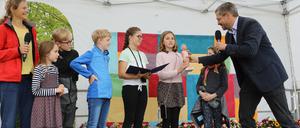 Umweltfest im Volkspark Potsdam. Oberbürgermeister Mike Schubert übergibt den Potsdamer Klimapreis an drei Schulprojekte und drei Bürgerengagements. 