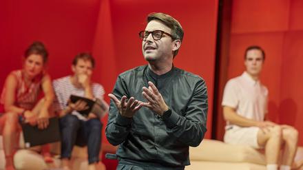 Arne Lenk als akademischer Besserwisser Falk in "Das Imperium des Schönen" von Nis-Momme Stockmann, Regie Bettina Jahnke.
