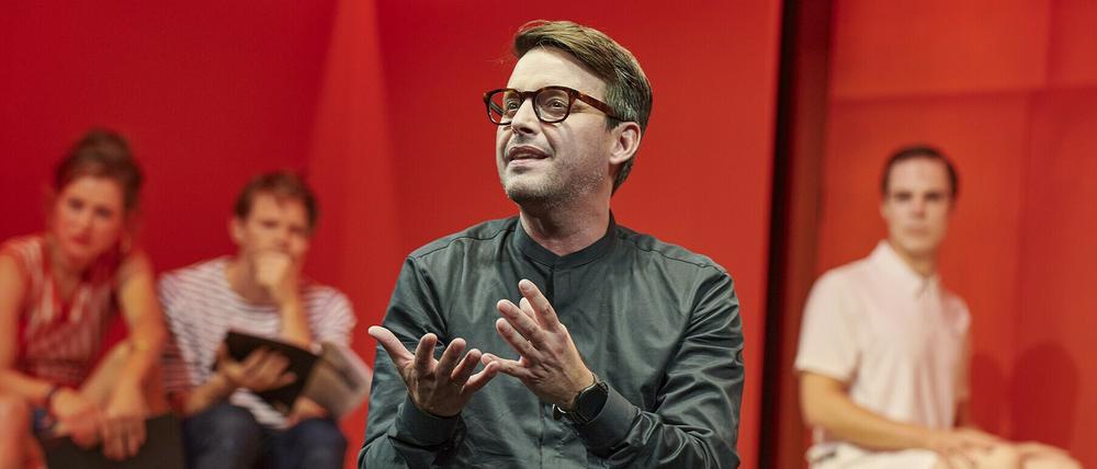 Arne Lenk als akademischer Besserwisser Falk in "Das Imperium des Schönen" von Nis-Momme Stockmann, Regie Bettina Jahnke.