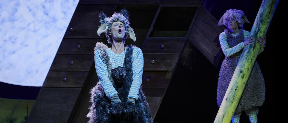 Jacob Keller als das Schaf Kalle in "Wolf sein" am Hans Otto Theater.