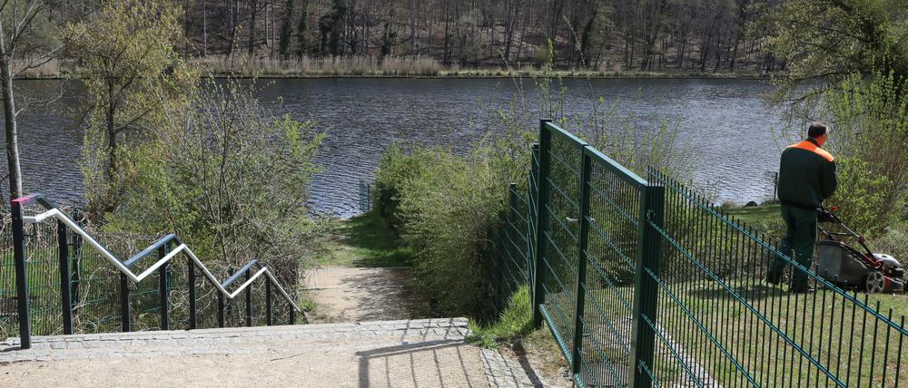 Der Uferweg am Griebnitzsee ist seit Jahren nicht zugänglich für die Öffentlichkeit.