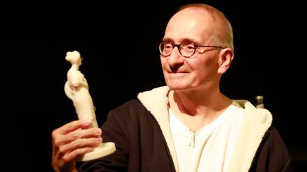 Dominik Graf nimmt den Filmpreis Clio für "Fabian oder der Gang vor die Hunde" im Filmmuseum Potsdam entgegen.