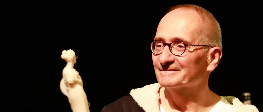 Dominik Graf nimmt den Filmpreis Clio für "Fabian oder der Gang vor die Hunde" im Filmmuseum Potsdam entgegen.