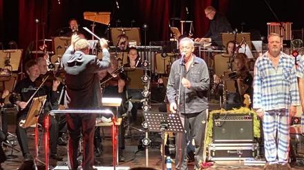 Rainald Grebe (M.), begleitet vom Filmorchester Babelsberg und Fortuna Ehrenfeld.