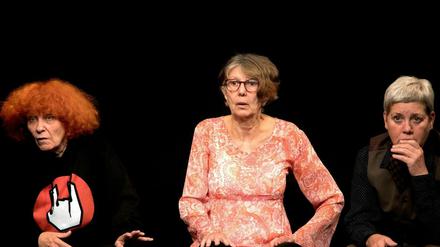 Gudrun Libnau, Monika Seebohm, Kirsten König vom Ensemble LX in „Der Pelikan“ von August Strindberg.