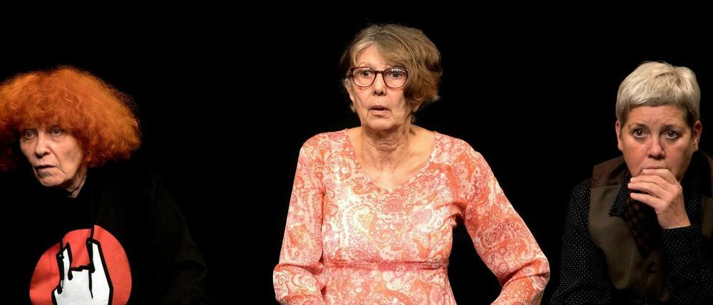 Gudrun Libnau, Monika Seebohm, Kirsten König vom Ensemble LX in „Der Pelikan“ von August Strindberg.