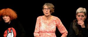 Gudrun Libnau, Monika Seebohm, Kirsten König vom Ensemble LX in „Der Pelikan“ von August Strindberg.