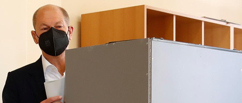 Olaf Scholz (SPD) in seinem Potsdamer Wahllokal. 
