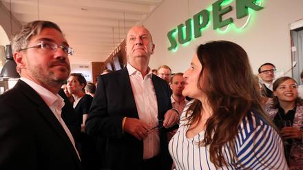 Potsdams Oberbürgermeister, Minsterpräsident Dietmar Woidke und Wissenschaftsministein Manja Schüle am Sonntagabend in der "Genusswerkstatt"ACHTUNG:Foto ist ausschließlich für redaktionelle Berichterstattung der PNN und des TGSP! Eine kommerzielle Nutzung, z.B. Werbung, ist ausgeschlossen. Die Weitergabe an nicht autorisierte Dritte, insbesondere eine weitergehende Vermarktung über Bilddatenbanken, ist unzulässig.