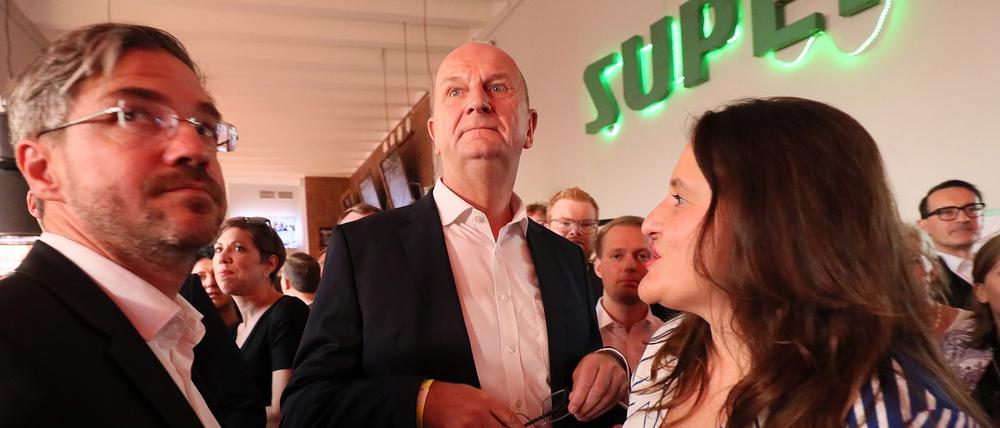 Potsdams Oberbürgermeister, Minsterpräsident Dietmar Woidke und Wissenschaftsministein Manja Schüle am Sonntagabend in der "Genusswerkstatt"ACHTUNG:Foto ist ausschließlich für redaktionelle Berichterstattung der PNN und des TGSP! Eine kommerzielle Nutzung, z.B. Werbung, ist ausgeschlossen. Die Weitergabe an nicht autorisierte Dritte, insbesondere eine weitergehende Vermarktung über Bilddatenbanken, ist unzulässig.