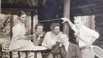 Humperdincks am Tennisplatz Wannsee, aufgenommen 1914.