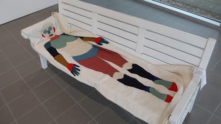 Vor der letzten Ruhe: Kasia Fudakowskis "Quilt" in der Ausstellung "The Palliative Turn" im Pavillon auf der Freundschaftsinsel.