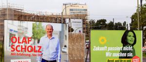 Wahlplakate von Scholz (SPD) und Baerbock (Grüne) am Brauhausberg Richtung Mercure Hotel in Potsdam.Foto: Thilo Rückeis