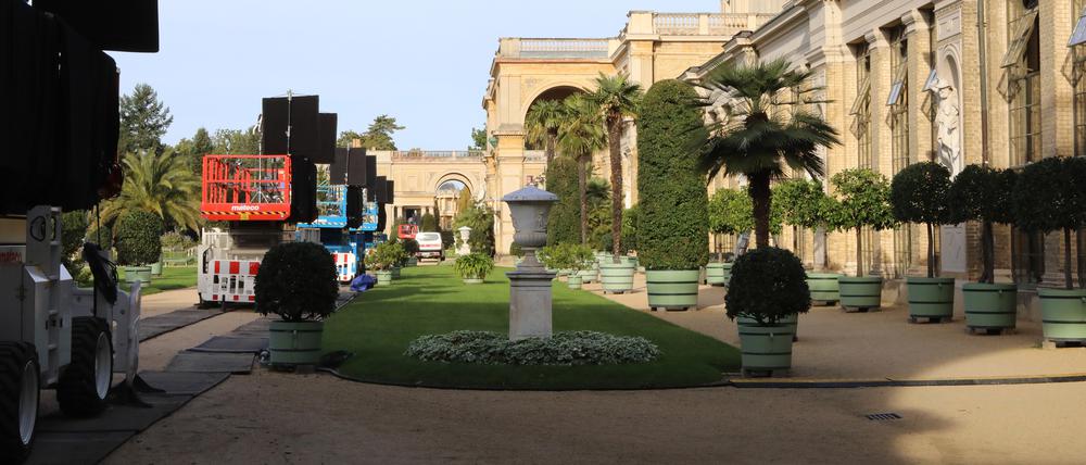 Am Freitag reihten sich bereits Transporter und Anhänger mit Equipment vor der Orangerie.