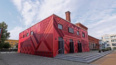 Die vom Berliner Kollektiv "Klebebande" gestaltete Fassade des Kesselhauses nimmt die Backsteinarchitektur des Waschhauses auf. 