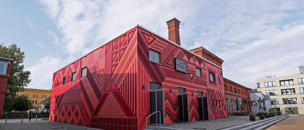 Die vom Berliner Kollektiv "Klebebande" gestaltete Fassade des Kesselhauses nimmt die Backsteinarchitektur des Waschhauses auf. 