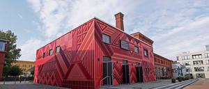 Die vom Berliner Kollektiv "Klebebande" gestaltete Fassade des Kesselhauses nimmt die Backsteinarchitektur des Waschhauses auf. 