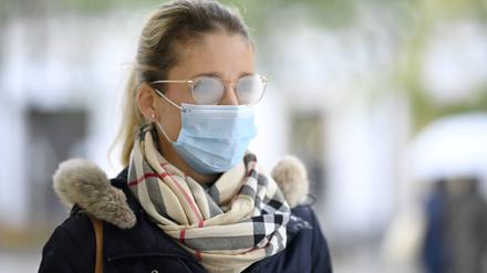 Je kälter und feuchter es wird, desto weniger kann man sehen: Die warme Atemluft lässt die Brille beschlagen.