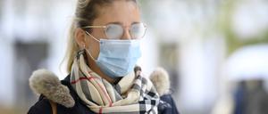 Je kälter und feuchter es wird, desto weniger kann man sehen: Die warme Atemluft lässt die Brille beschlagen.