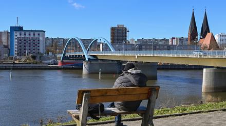 Blick vom polnischen Slubice auf den Grenzübergang Stadtbrücke in Frankfurt (Oder).