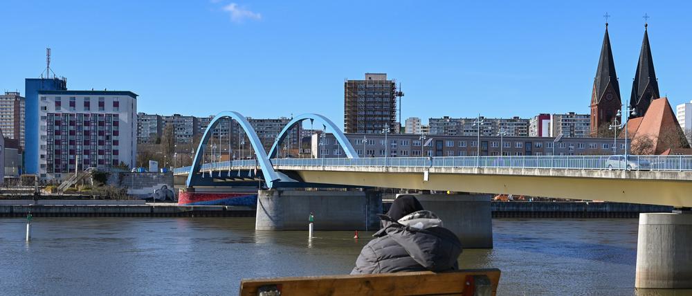 Blick vom polnischen Slubice auf den Grenzübergang Stadtbrücke in Frankfurt (Oder).