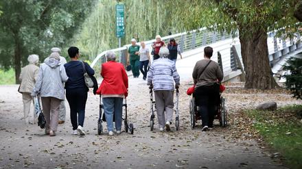 Senioren beim Spaziergang in Potsdam: Auch die Generation 65plus ist gefragt.