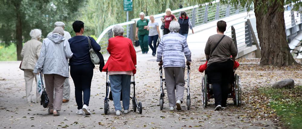 Senioren beim Spaziergang in Potsdam: Auch die Generation 65plus ist gefragt.