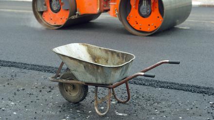 Dass Anlieger den Ausbau von Sandpisten zu Straßen bezahlen müssen, halten die Freien Wähler für ungerecht.