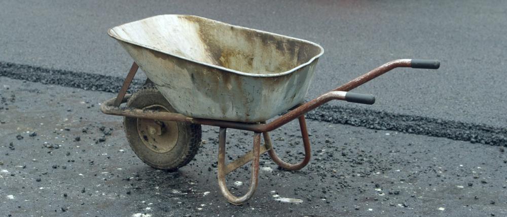 Dass Anlieger den Ausbau von Sandpisten zu Straßen bezahlen müssen, halten die Freien Wähler für ungerecht.