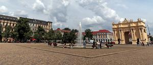 Der Luisenplatz mit Brandenburger Tor in Potsdam.