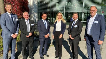 DHI-Geschäftsführer Jörg Bollmann (l.) mit dem Baubeigeordneten Bernd Rubelt, Tim Reiners, Vorstandsvorsitzender der Hegemann Gruppe, Projektleiterin Anne Christin Helbig, Oberbürgermeister Mike Schubert und Pro-Potsdam-Geschäftsführer Bert Nicke.