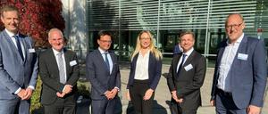DHI-Geschäftsführer Jörg Bollmann (l.) mit dem Baubeigeordneten Bernd Rubelt, Tim Reiners, Vorstandsvorsitzender der Hegemann Gruppe, Projektleiterin Anne Christin Helbig, Oberbürgermeister Mike Schubert und Pro-Potsdam-Geschäftsführer Bert Nicke.