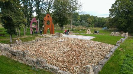 Ein Stahlportal markiert symbolisch den Eingang zum ehemaligen Gutshaus Klessin.