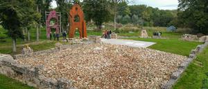 Ein Stahlportal markiert symbolisch den Eingang zum ehemaligen Gutshaus Klessin.