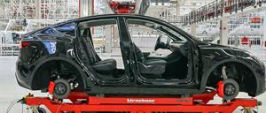 Am Tag der offenen Tür war ein Tesla Model Y in einer Produktionshalle zu sehen. 