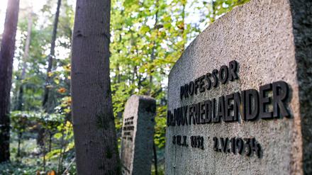 Der Grabstein des jüdischstämmigen Musikwissenschaftlers Max Friedlaender (r.).