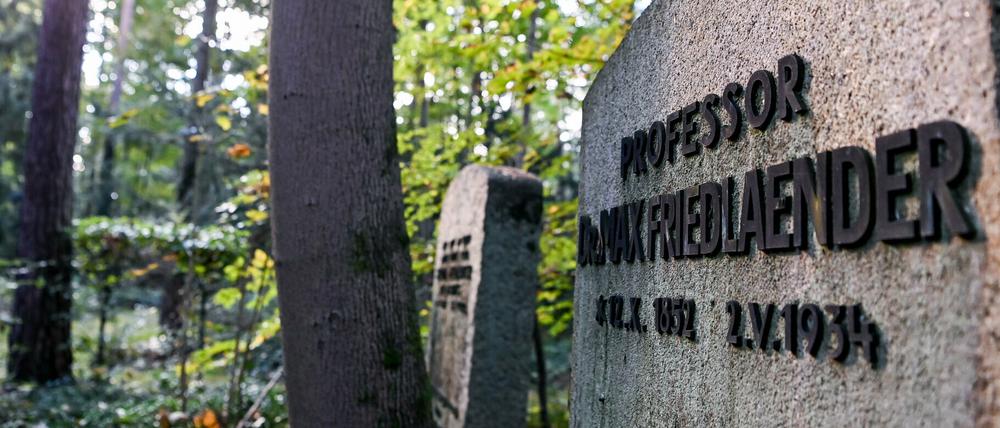 Der Grabstein des jüdischstämmigen Musikwissenschaftlers Max Friedlaender (r.).