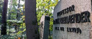 Der Grabstein des jüdischstämmigen Musikwissenschaftlers Max Friedlaender (r.).