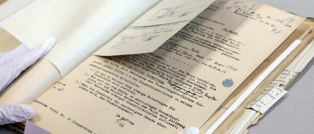 Das Brandenburgische Landeshauptarchiv digitalisiert zur Zeit etwa 42.000 NS-Akten mit mehr als 1,5 Millionen Blättern.