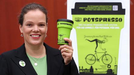 Marie-Luise Glahr, Vorstandsvorsitzende der Bürgerstiftung, präsentiert den Potspresso-Becher.