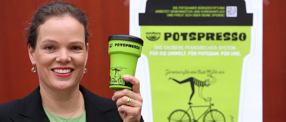Marie-Luise Glahr, Vorstandsvorsitzende der Bürgerstiftung, präsentiert den Potspresso-Becher.