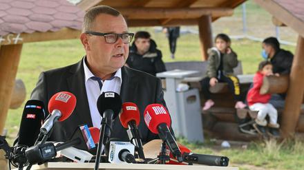 Brandenburgs Innenminister Michael Stübgen (CDU) in der Erstaufnahmeeinrichtung in Eisenhüttenstadt. 