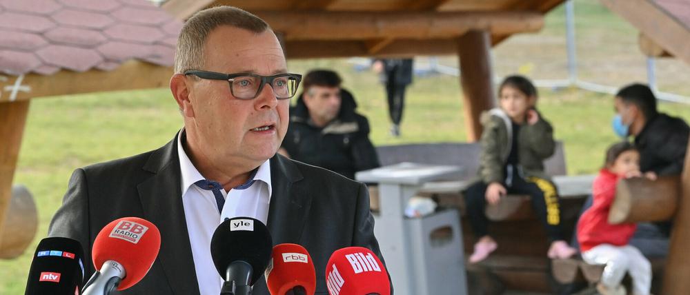 Brandenburgs Innenminister Michael Stübgen (CDU) in der Erstaufnahmeeinrichtung in Eisenhüttenstadt. 