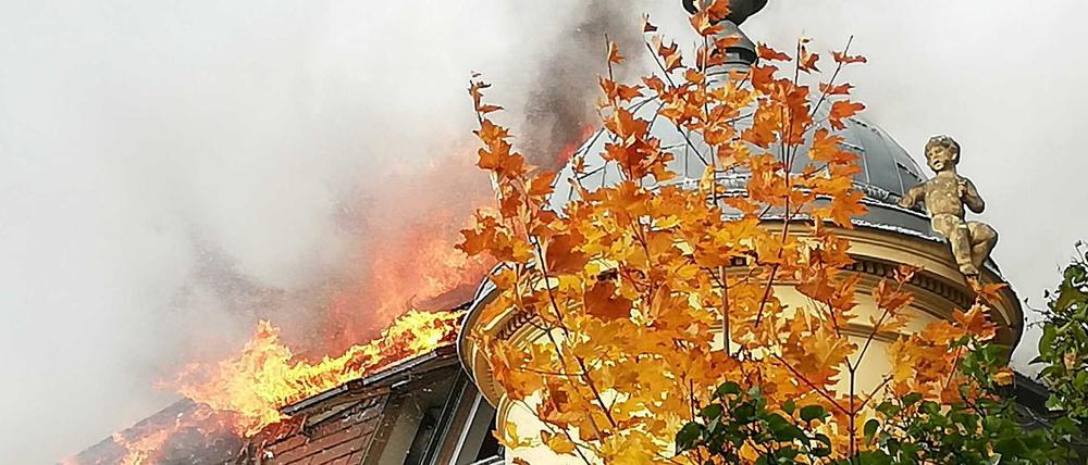 In der Menzelstraße ist ein Dachstuhl in Brand geraten.