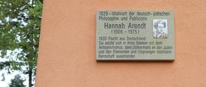 Oberbürgermeister Mike Schubert (links) enthüllt gemeinsam mit Günther Kruse in Erinnerung an Hannah Arendt die neue Gedenktafel am früheren Wohnhaus im Stadtteil Babelsberg.